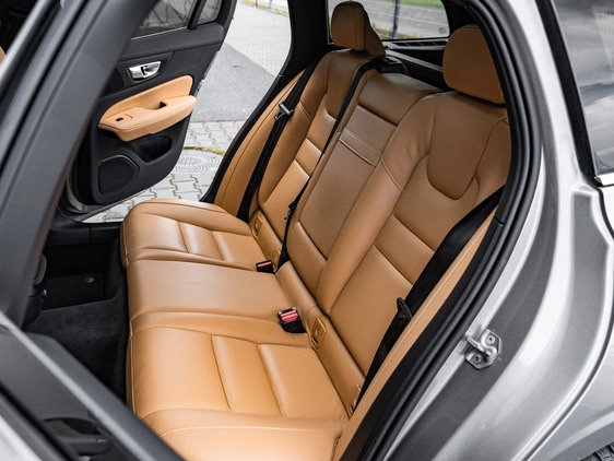 Volvo V60 cena 114900 przebieg: 104584, rok produkcji 2019 z Gryfice małe 781